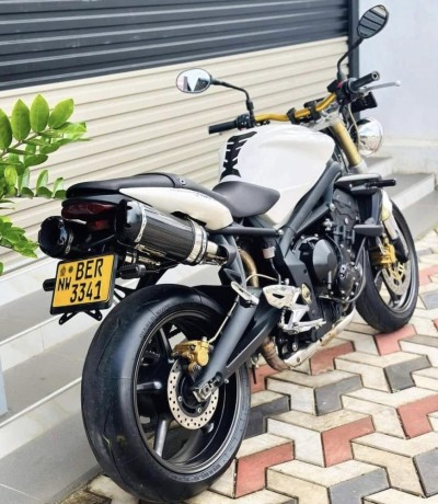 triumph-675cc-big-1