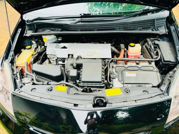 toyota-prius-g-grade-big-7