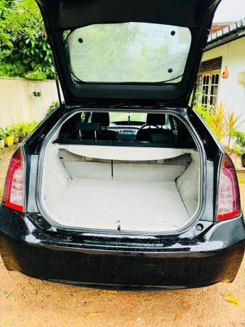 toyota-prius-g-grade-big-6