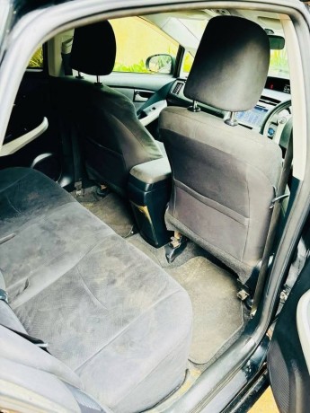 toyota-prius-g-grade-big-4