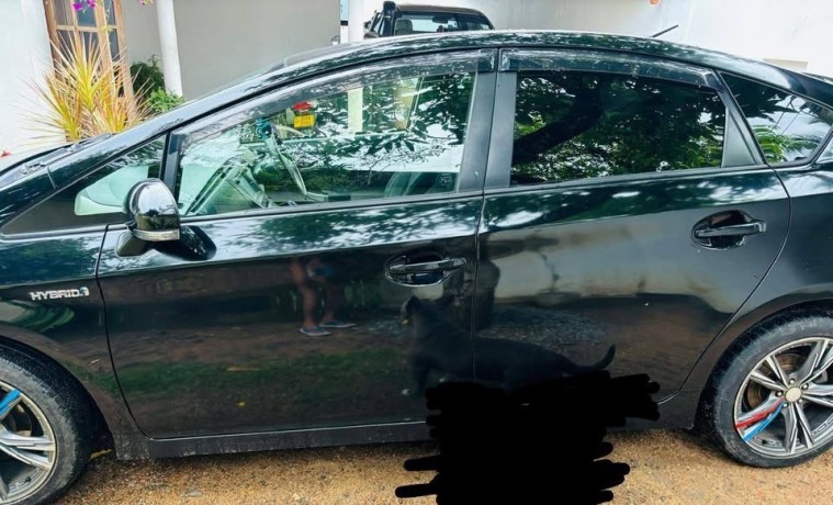 toyota-prius-g-grade-big-1
