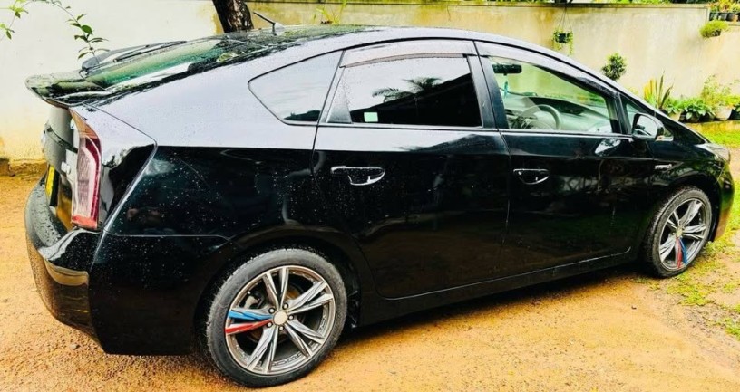 toyota-prius-g-grade-big-3