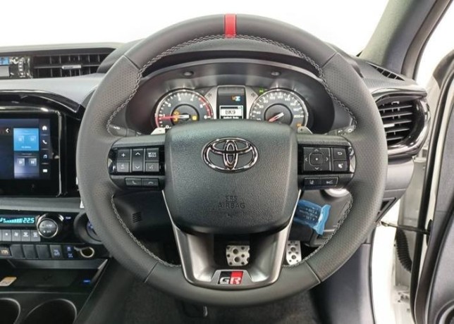 2025-hilux-gr-sports-big-1