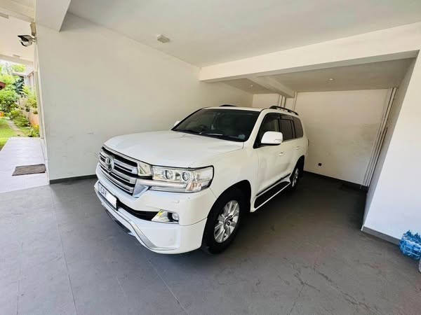 2016-toyota-land-cruiser-v8-big-0