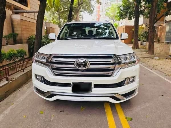 2016-toyota-land-cruiser-v8-big-1