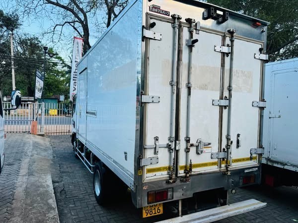 isuzu-elf-freezer-truck-npr85-big-2