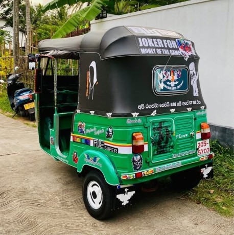 bajaj-2stock-threewheel-big-3