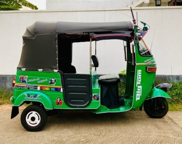 bajaj-2stock-threewheel-big-4