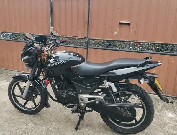 bajaj-pulsar-180-big-0