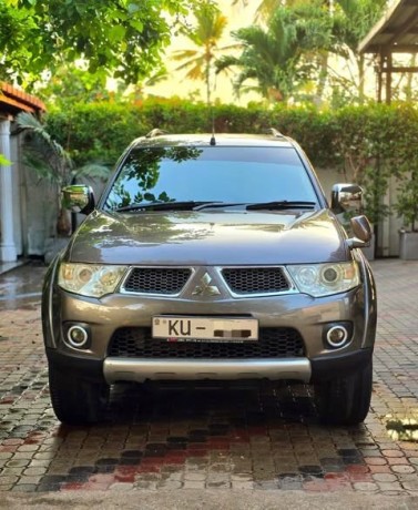 mitshubishi-montero-sport-2012-big-0
