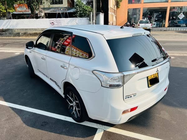 mitsubishi-outlander-phev-big-2