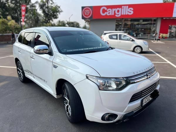 mitsubishi-outlander-phev-big-0