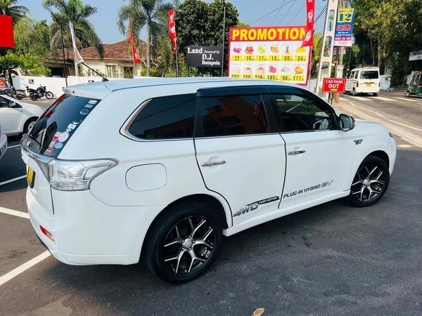 mitsubishi-outlander-phev-big-4