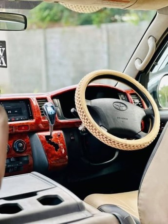 toyota-hiace-big-1