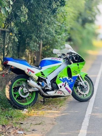 kawasaki-zxr250-big-2