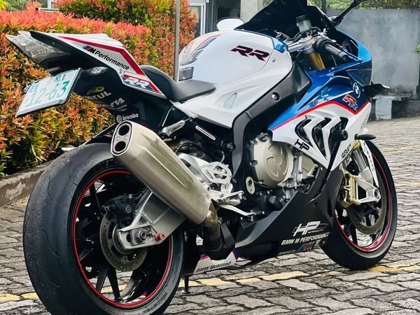 bmw-s1000rr-2016-big-3