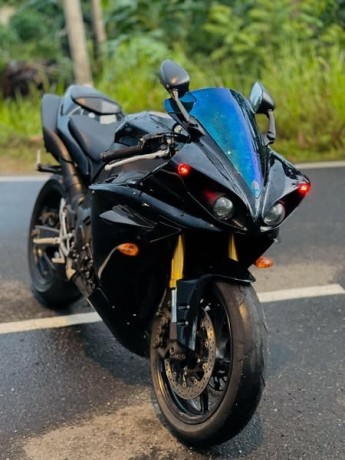 yamaha-yzf-r1-2011-big-2