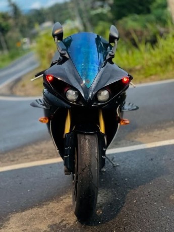 yamaha-yzf-r1-2011-big-3