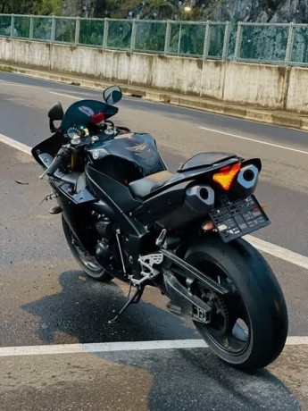 yamaha-yzf-r1-2011-big-1