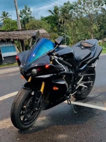 yamaha-yzf-r1-2011-big-0