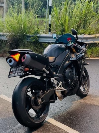 yamaha-yzf-r1-2011-big-4