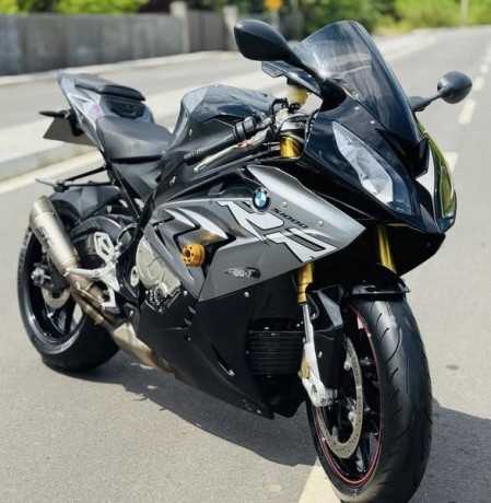 bmw-s1000rr-2018-big-0