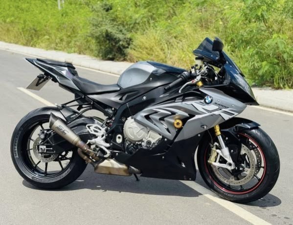bmw-s1000rr-2018-big-3