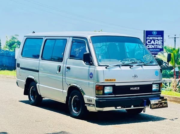 toyota-hiace-big-2