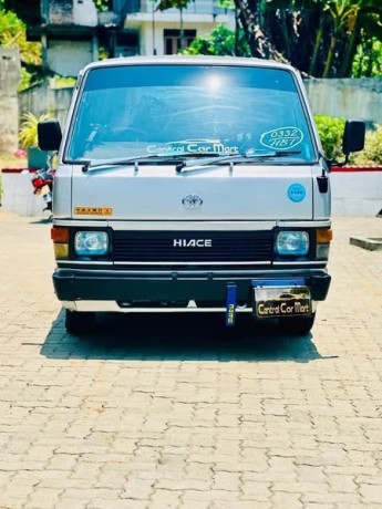 toyota-hiace-big-0