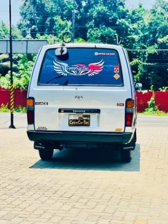 toyota-hiace-big-3