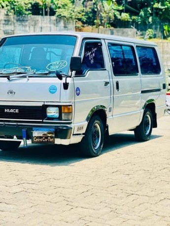 toyota-hiace-big-1
