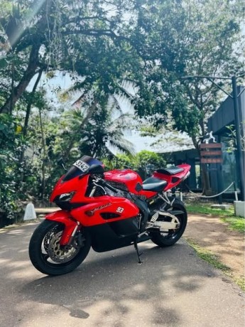 honda-cbr1000rr-big-0