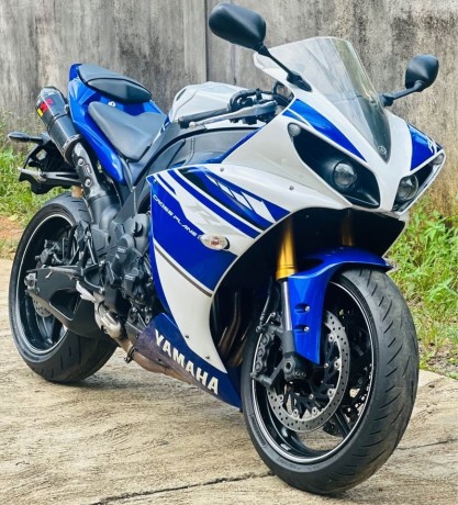 yamaha-r1-big-2