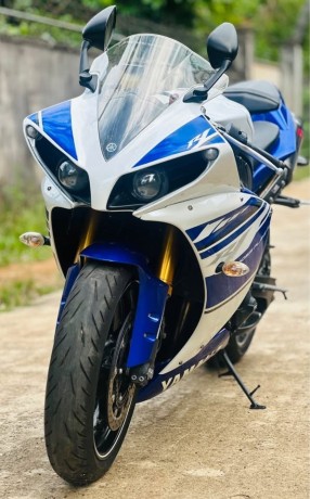 yamaha-r1-big-0