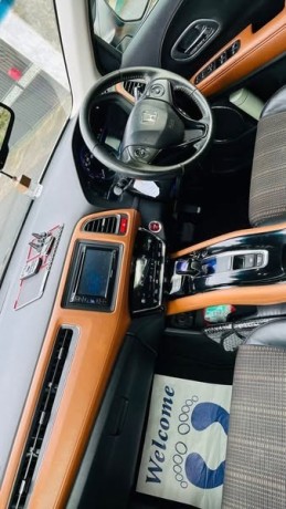 honda-vezel-orange-2014-suv-big-4