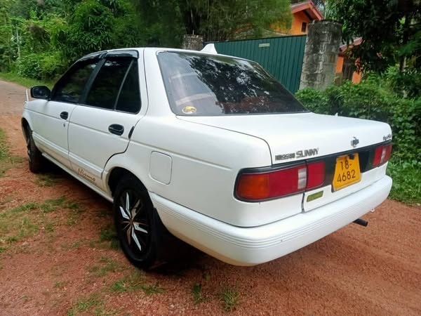 nissan-sunny-fb13-super-saloon-big-2