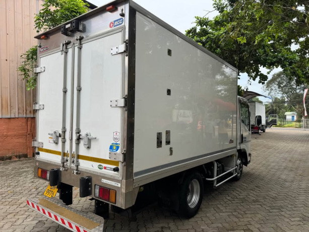 izusu-freezer-truck-big-2