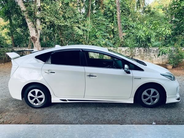 toyota-prius-s-big-4