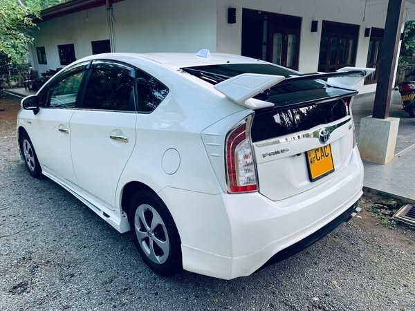 toyota-prius-s-big-1