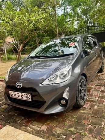 toyota-aqua-s-limited-big-1