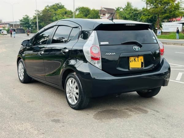 toyota-aqua-g-2012-big-3