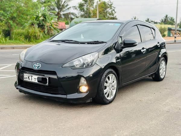 toyota-aqua-g-2012-big-1