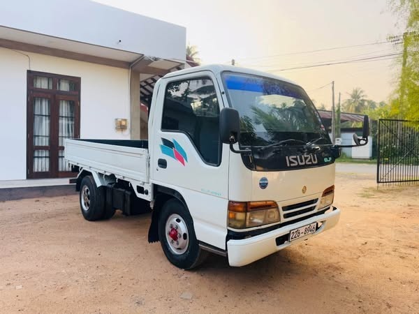 isuzu-elf-105-lorry-big-0