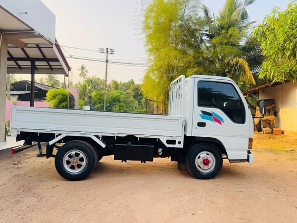 isuzu-elf-105-lorry-big-2