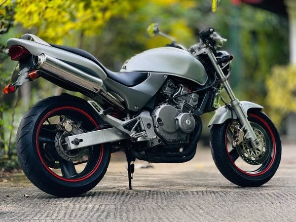honda-hornet-big-3