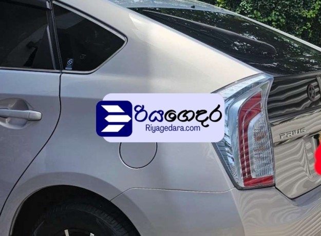 toyota-prius-2013-car-big-2