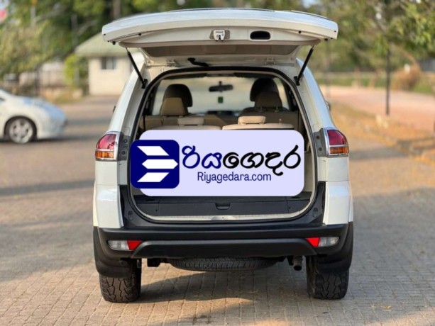 mitsubishi-montero-2011-suv-big-3