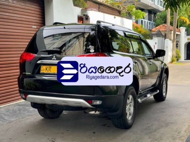 mitsubishi-montero-sport-2011-suv-big-3