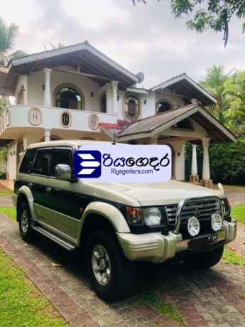 mitsubishi-pajero-2000-suv-big-0