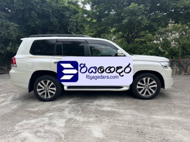 toyota-land-cruiser-sahara-vx-v8-2017-suv-big-2
